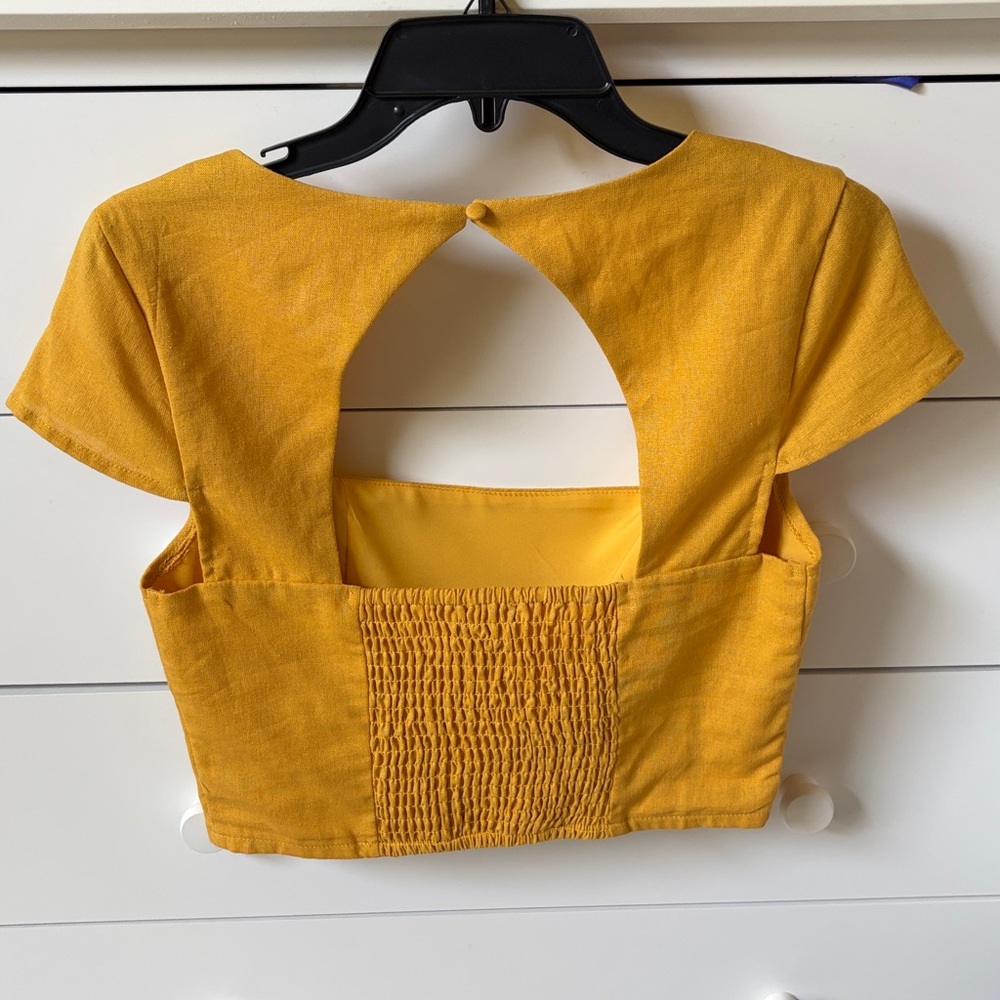 🌻 NWT FOREVER 21 WOMENS SIZE MEDIUM GOLDEN YELLOW SHORT SLEEVE CROP TOP